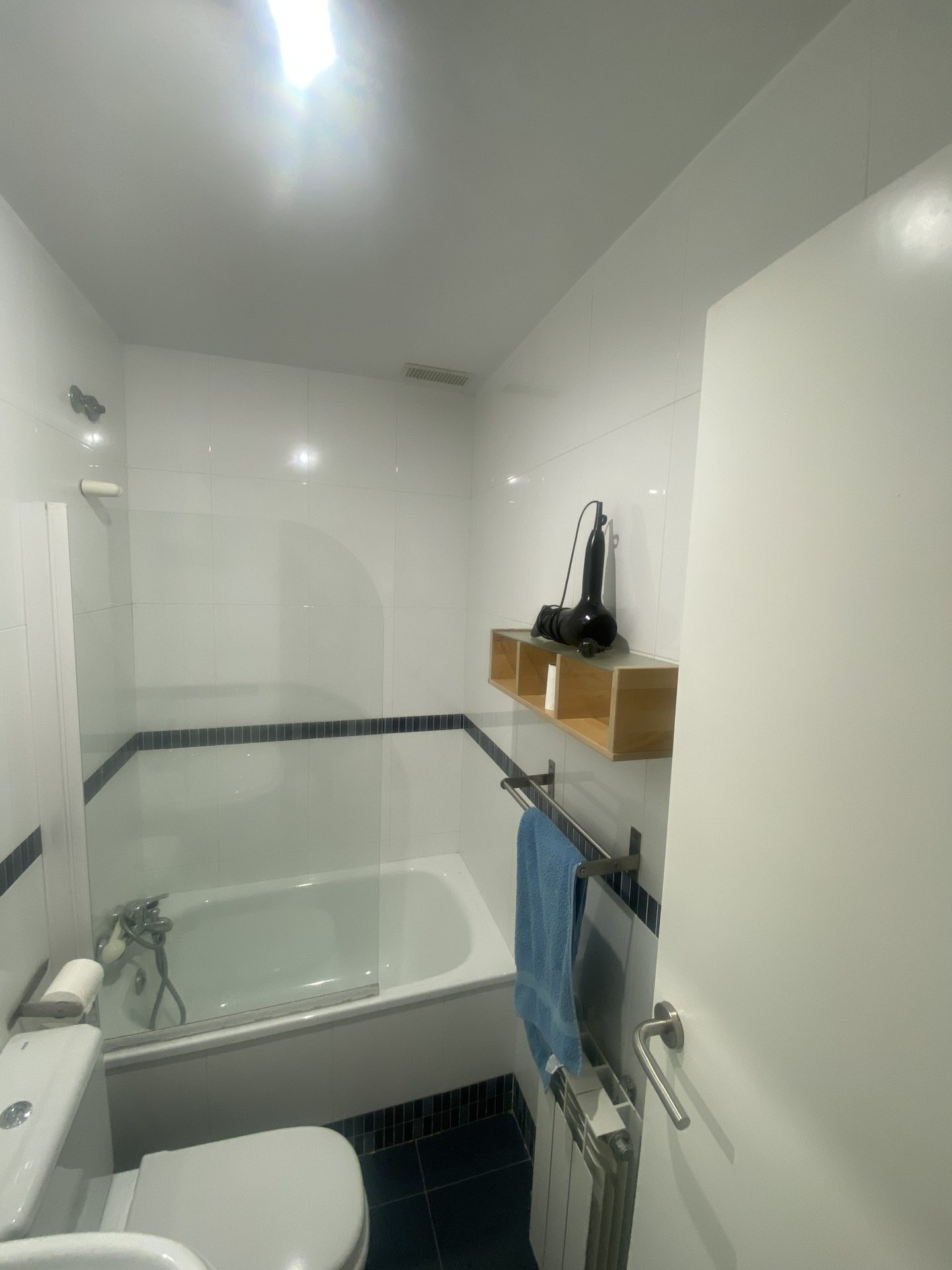 Helles Badezimmer mit Badewanne, Duschabtrennung und Waschbecken