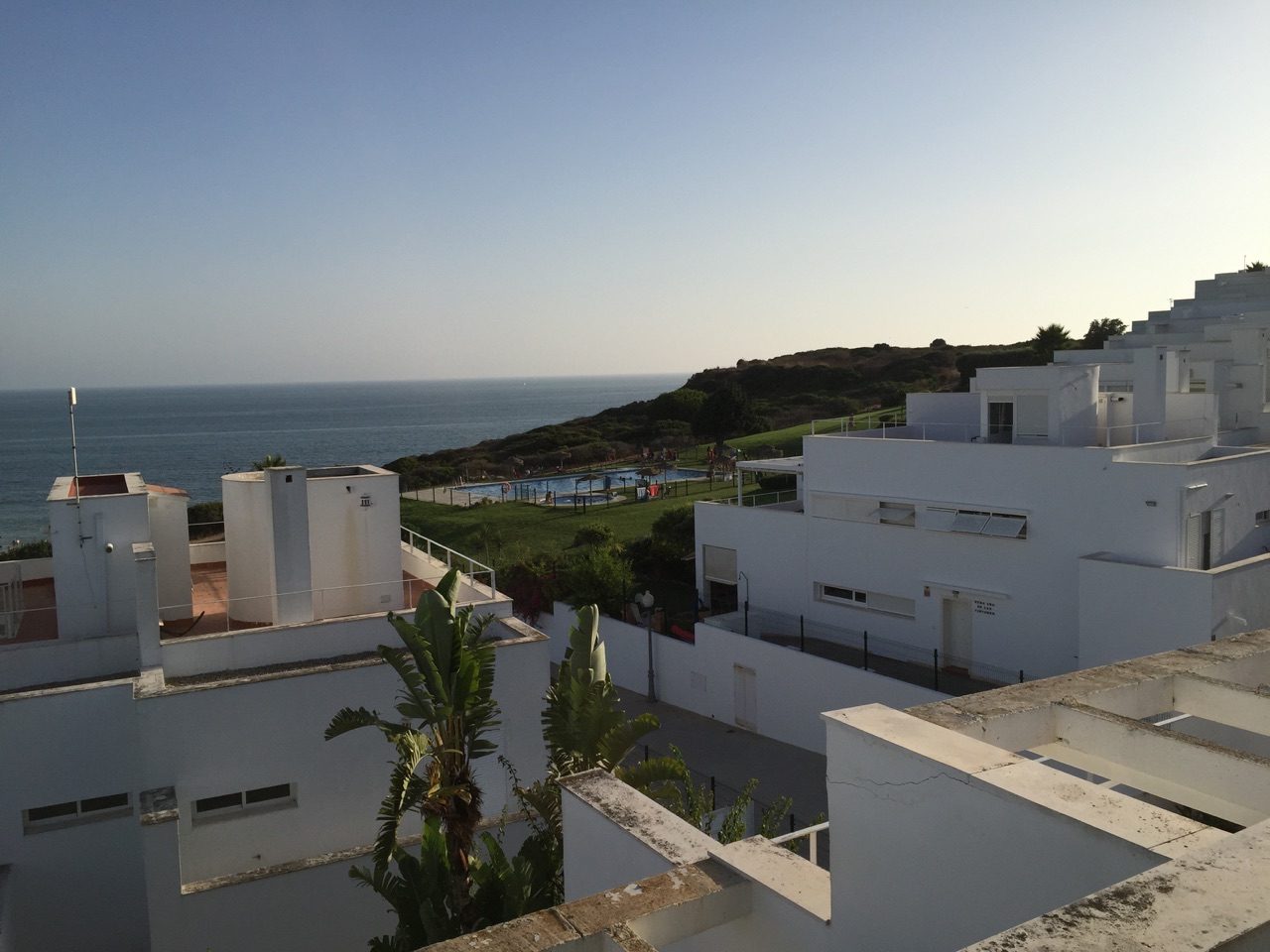 Vistas desde Fuente del Sol sobre la piscina hacia el Atlántico