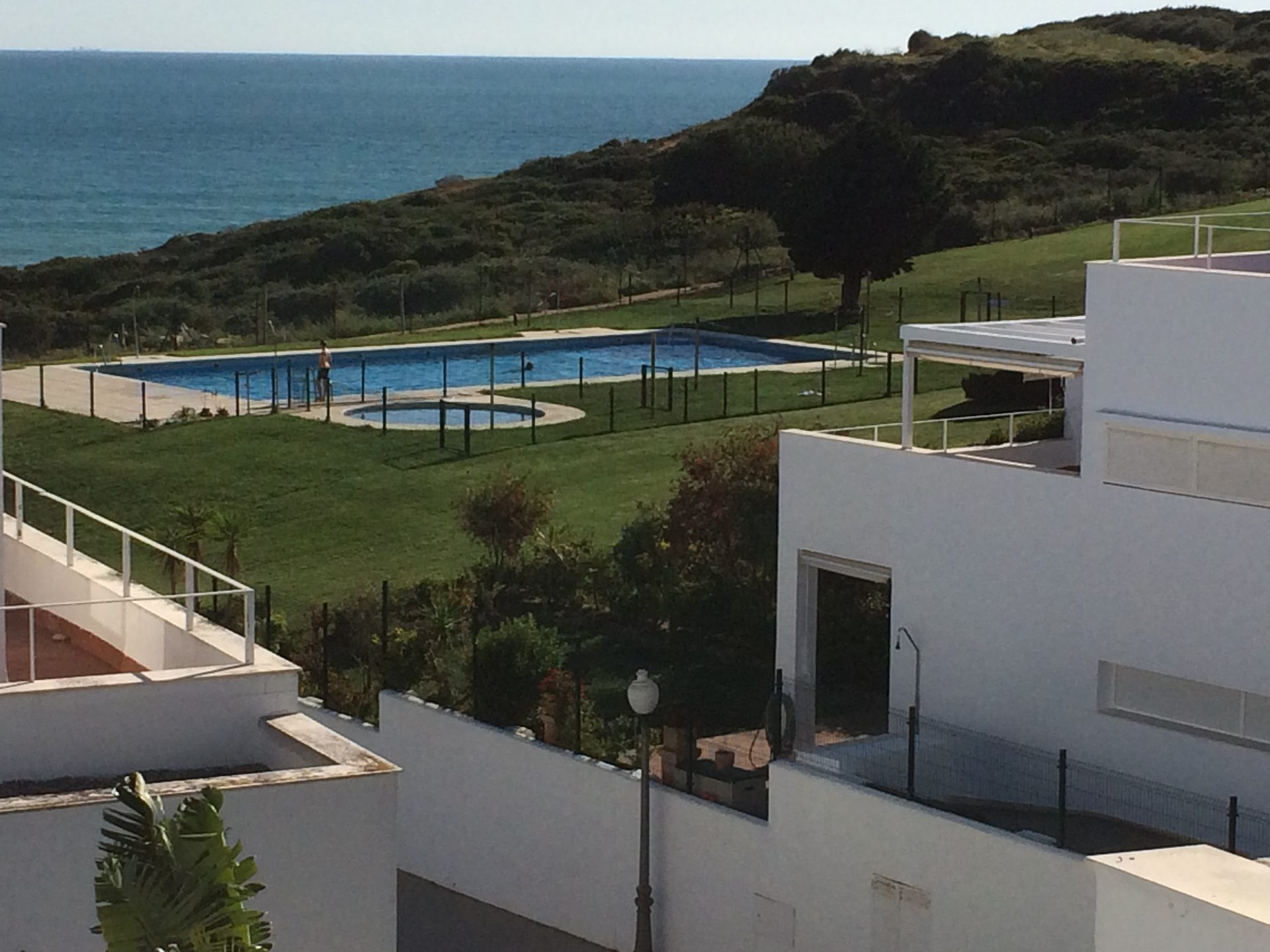Piscina comunitaria con vistas al mar