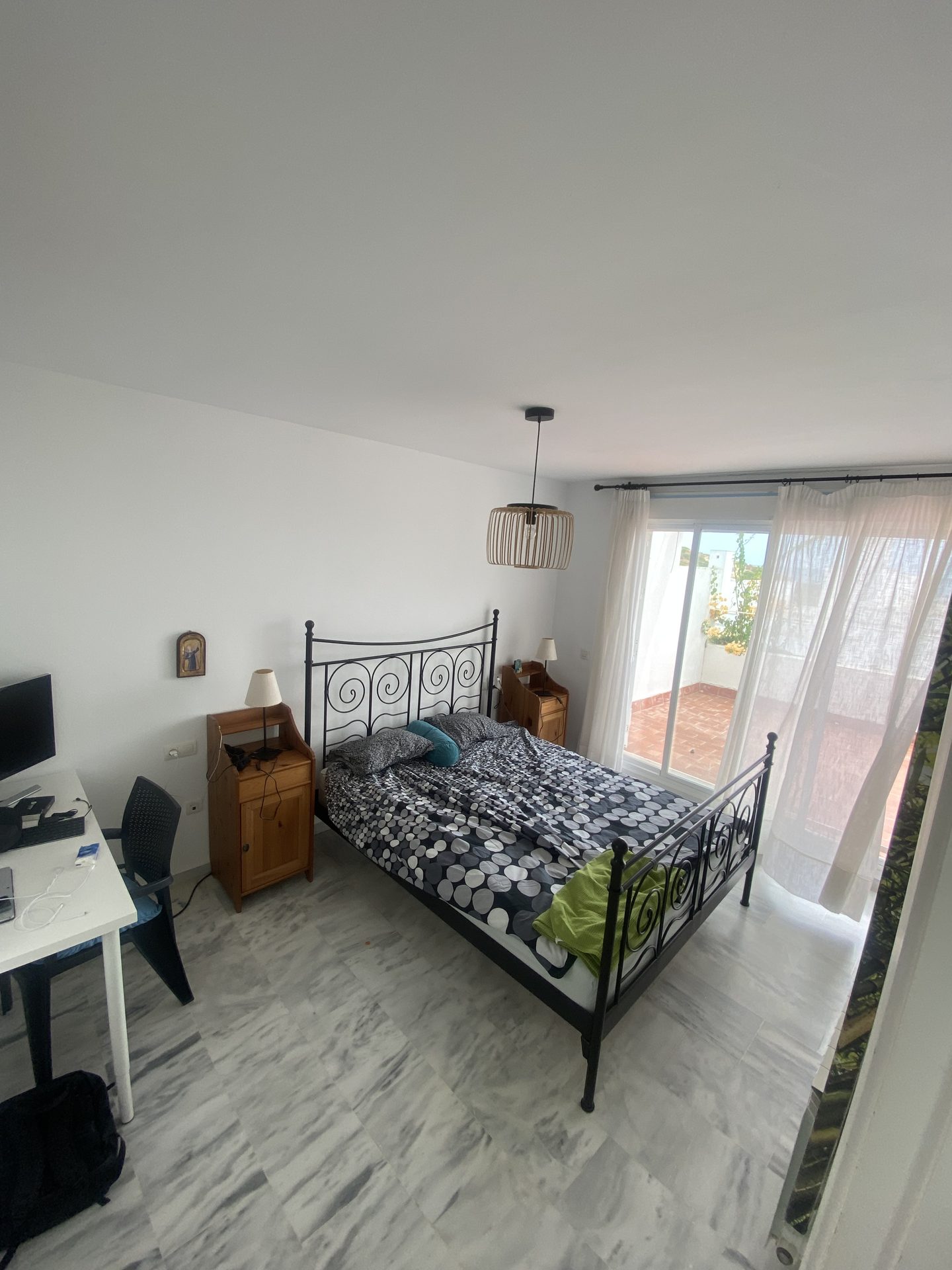 Hauptschlafzimmer mit Doppelbett 160x200, Arbeitsplatz und Zugang zur Terrasse
