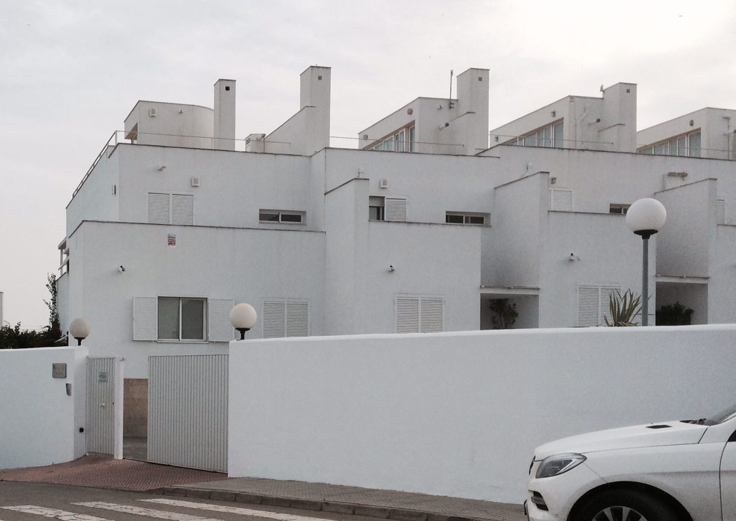 Weiße Fassade mit Eingangstor zum Ferienhaus