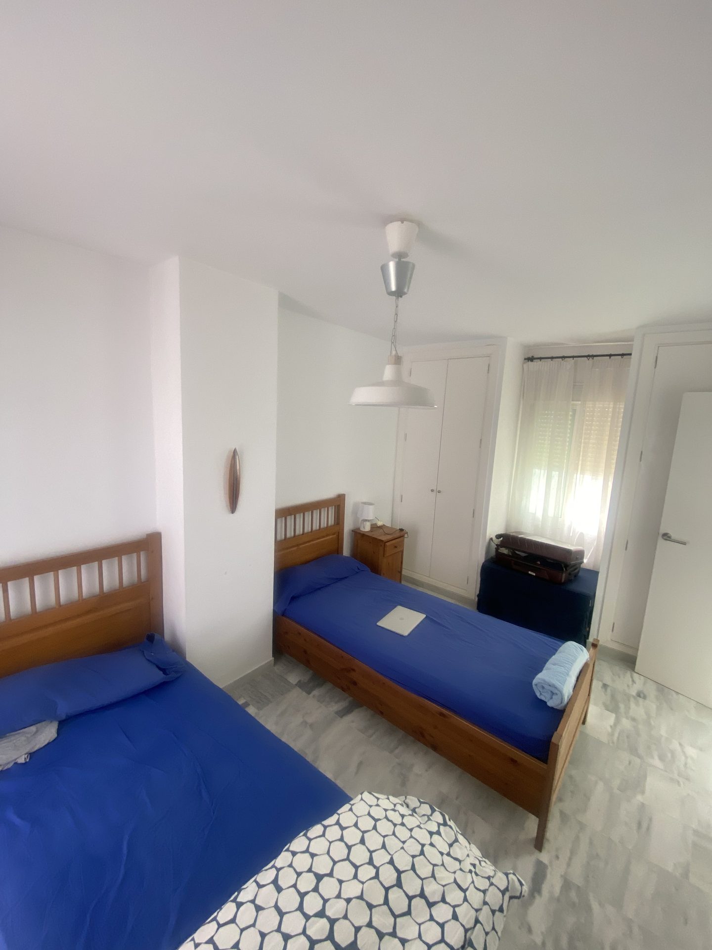 Schlafzimmer mit zwei Einzelbetten und Fenster zur Terrasse
