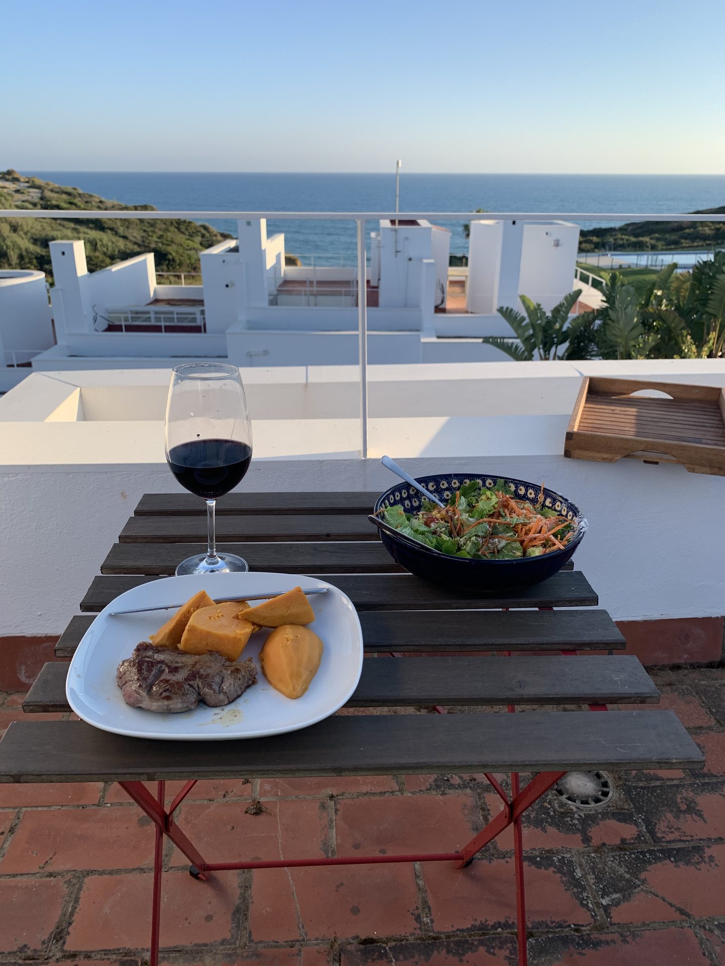Gedeckter Tisch mit Paella auf der Terrasse