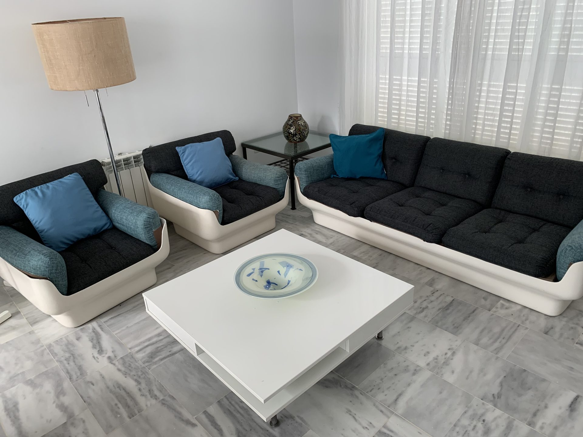 Wohnzimmer mit Sofa, Couchtisch und Fernseher
