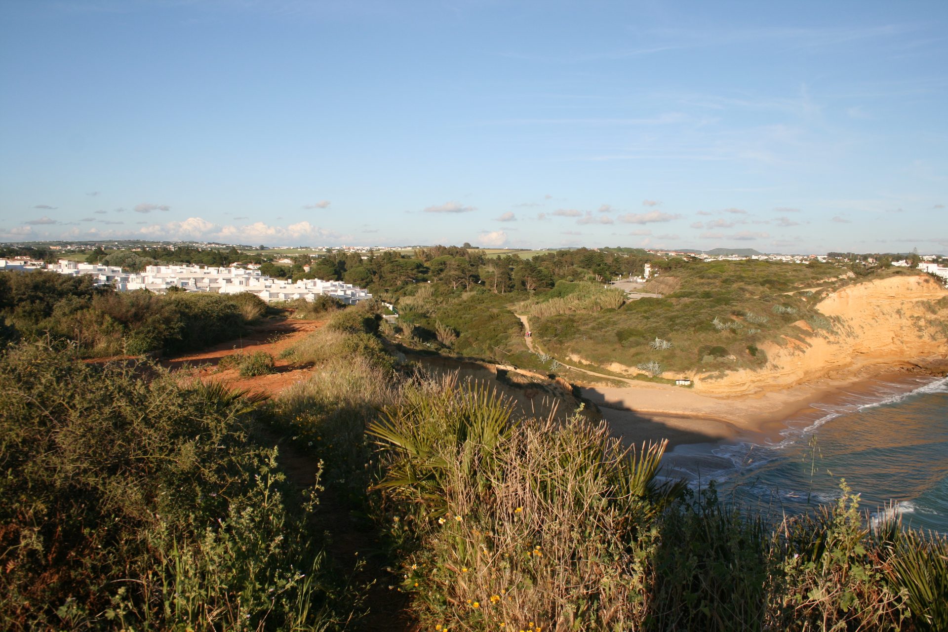 Blick über die Bucht auf die weißen Häuser der Anlage und Conil