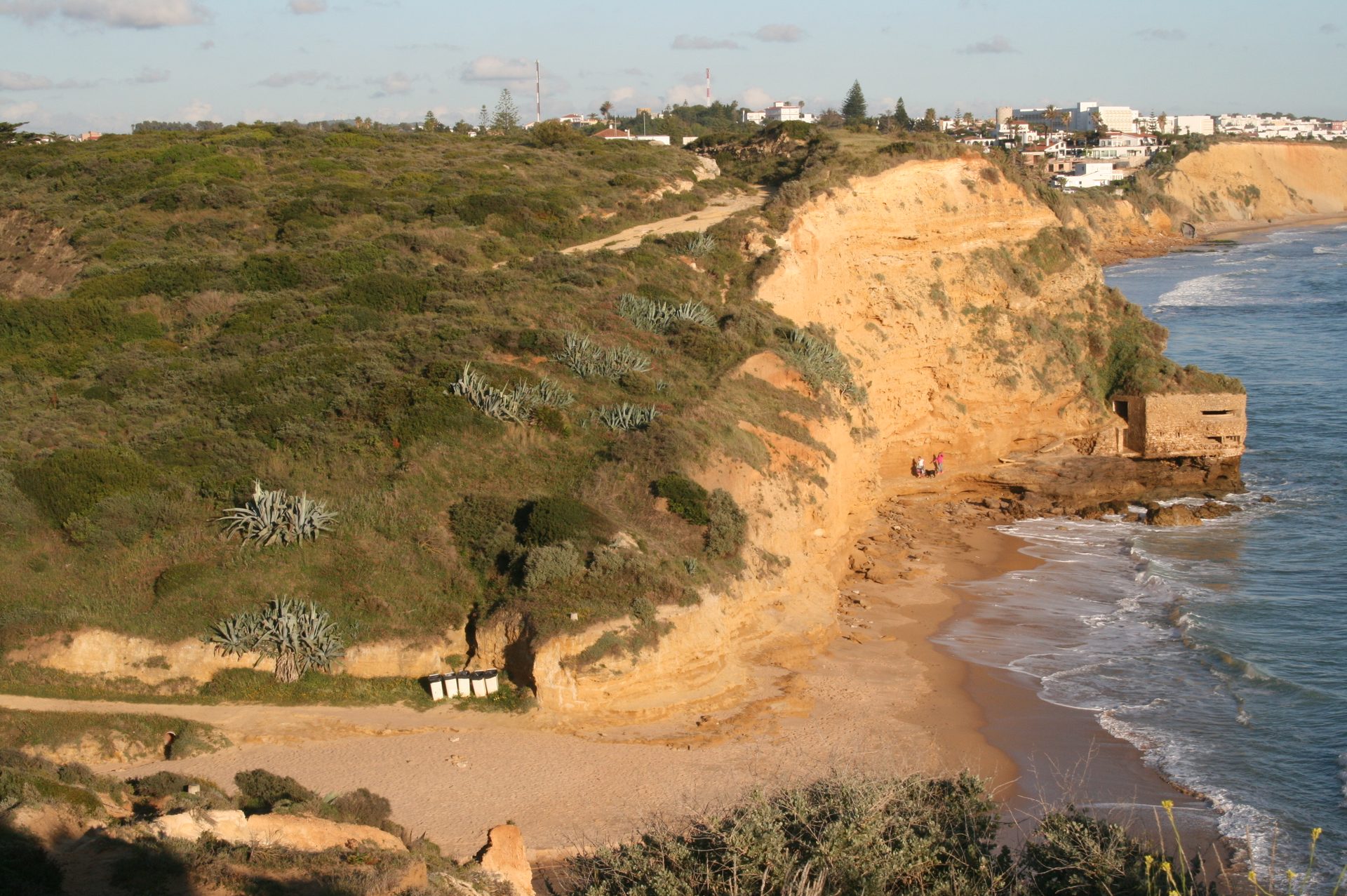 Der in den Fels gebaute Bunker am südlichen Ende der Cala Puntalejo